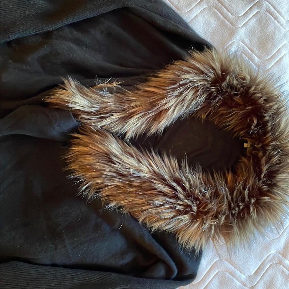 Black 100% cashmere sweater with “fur” collar